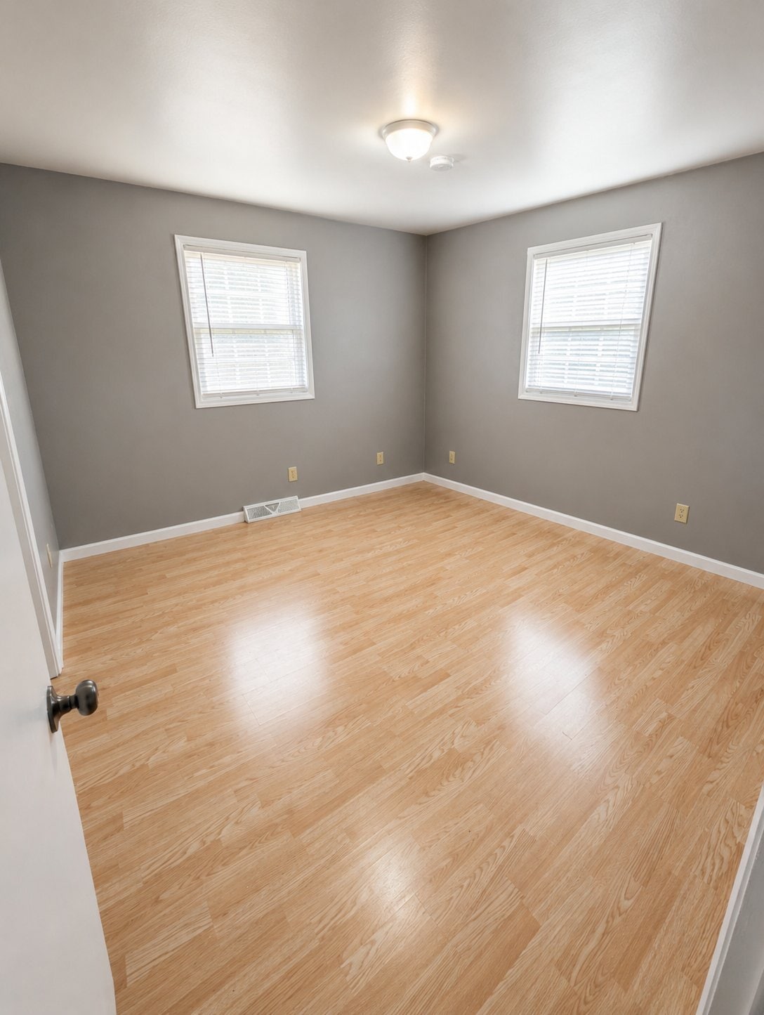 Building Photo - 302 Meadow Ln