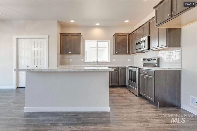 Building Photo - Spacious Home with Den!
