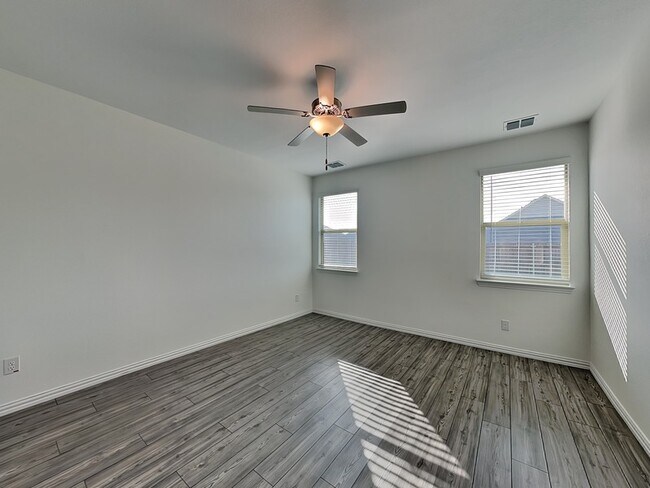 Building Photo - 5604 Elwood Dr