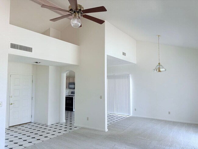 Building Photo - Spacious 2bd/2bath + Den home in gorgeous community (there's a lake!)