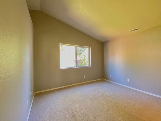 Building Photo - Neat and Tidy 3 BR, 2.5 BA Home Located Near Progress Ridge Townsquare - Coming soon!