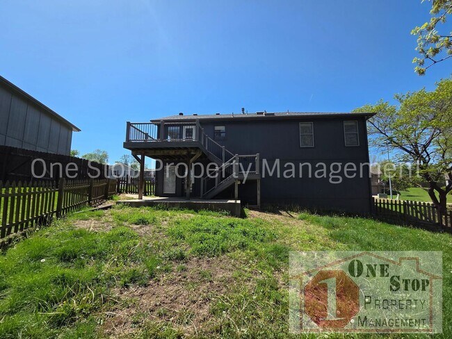 Building Photo - Charming Split Level 3 Bedroom Home in Kansas City!