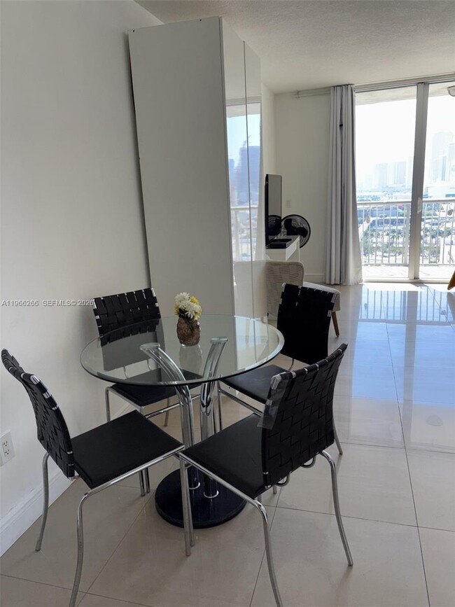 Building Photo - 1750 N Bayshore Dr