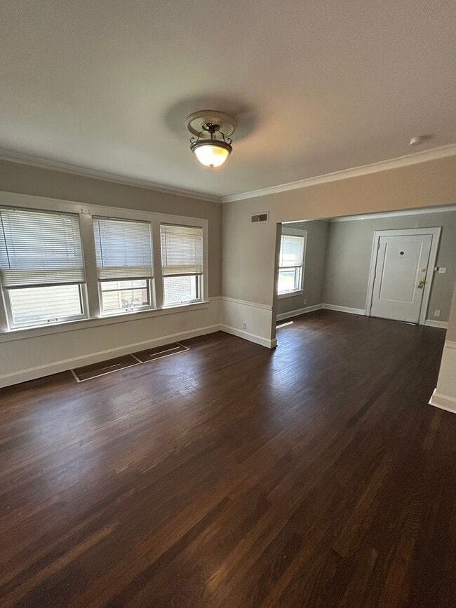 Building Photo - Charming 3-Bed Near UMKC – Hardwood Floors...
