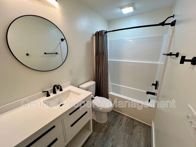 Building Photo - 30 Beverly Hills Dr