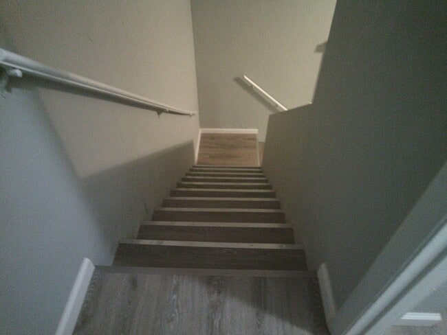Building Photo - Townhomes 2 beds with den.  MOVE IN TODAY