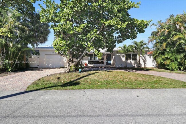 Building Photo - 2031 NE 14th Ct