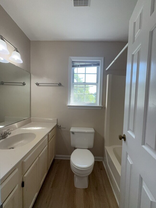 Building Photo - Stunning 3 Bed, 2.5 Bath Home with 1536 Sq Ft in Jacksonville, NC!