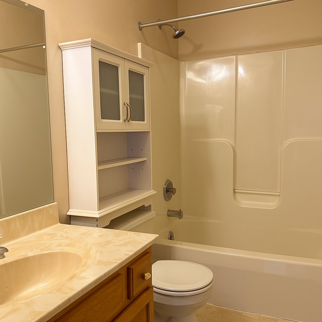 Building Photo - Beautiful 3 Bedroom 1.5 Bathroom Townhome ...