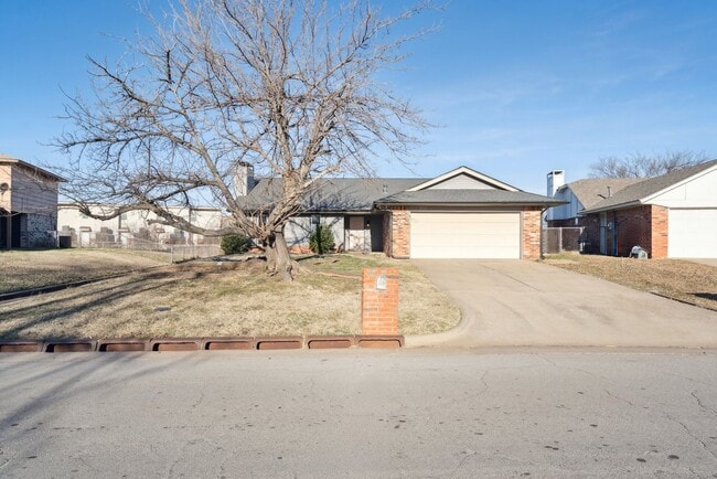 Building Photo - 3-Bedroom Home Near Dining, Shopping & Broadway Extension