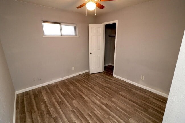 Building Photo - 806 Courtenay Pl