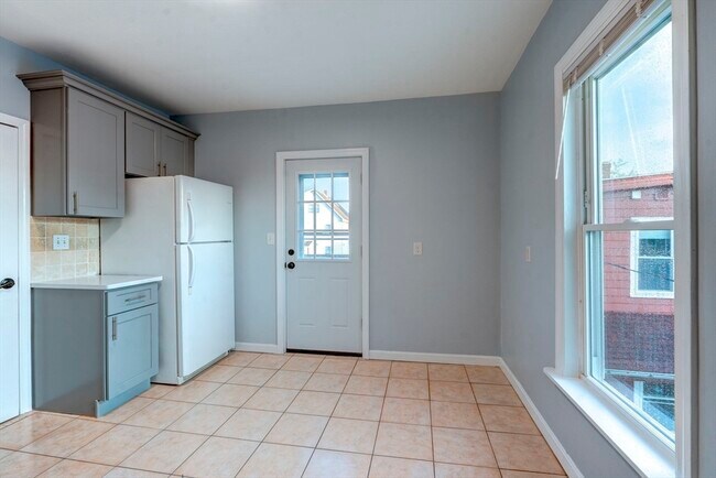Building Photo - 46 Wyllis Ave