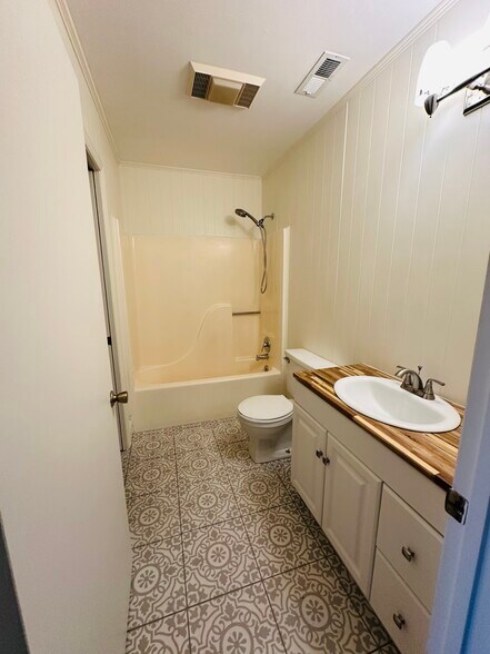 Full bath next to large linen closet - 703 Idlewood Ln