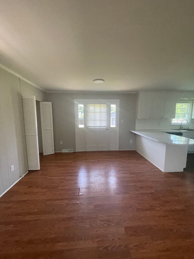 Building Photo - Welcome to this charming 3-bedroom, 2-bath...