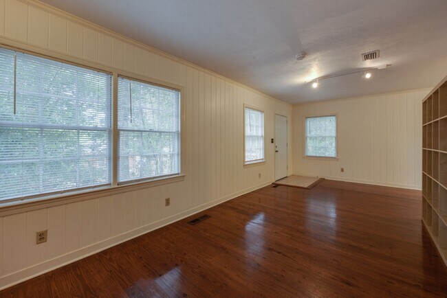 Building Photo - 3 Bedroom, 2 Bath Home Available 10/1/2025...