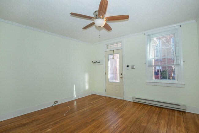 Building Photo - 2 Bedroom, 1.5 Bath, Duplex in Historic Martinsburg, WV