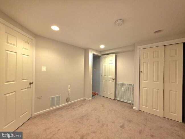 Building Photo - 10930 Howland Dr