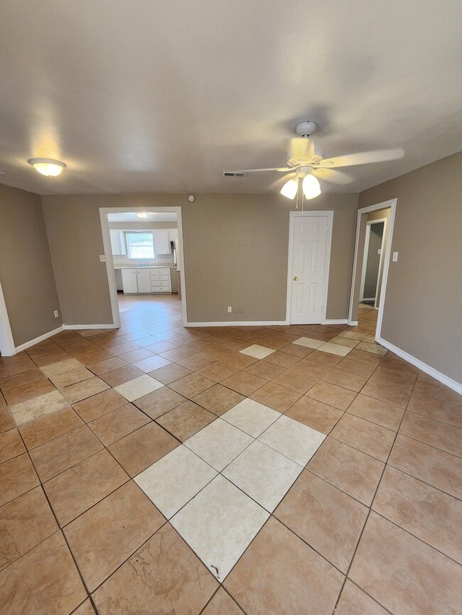 Building Photo - 3 bed 2 bath home, move in ready!