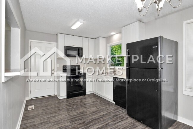 Building Photo - 4002 Summerhill Dr NW