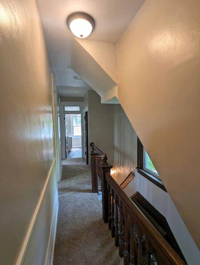 Building Photo - Large 4 Bedroom 1 Bathroom House (Marshall...