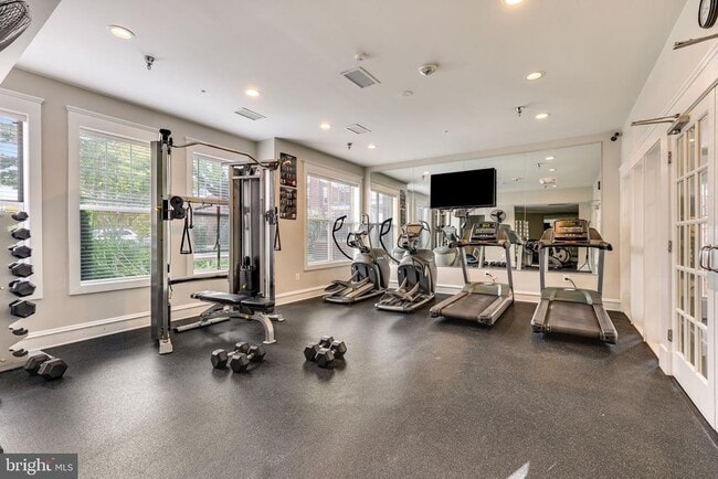 Building Photo - 1625 International Dr