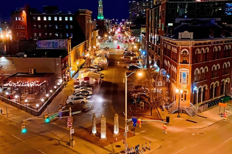 Building Photo - 330 E Vermont St