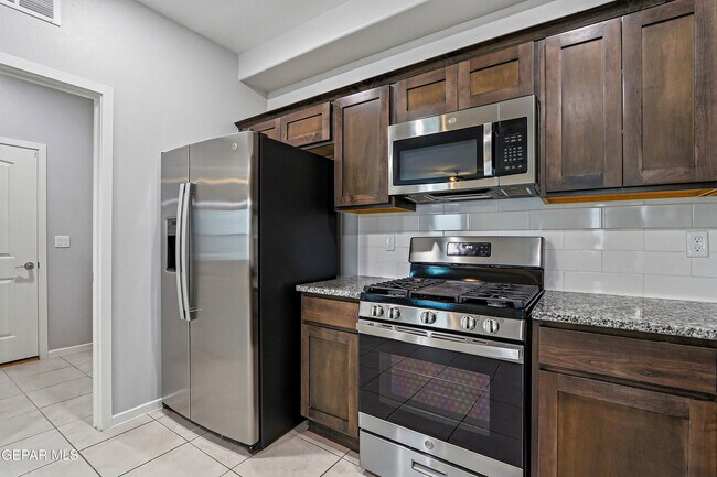 Building Photo - 11500 Summer Dr