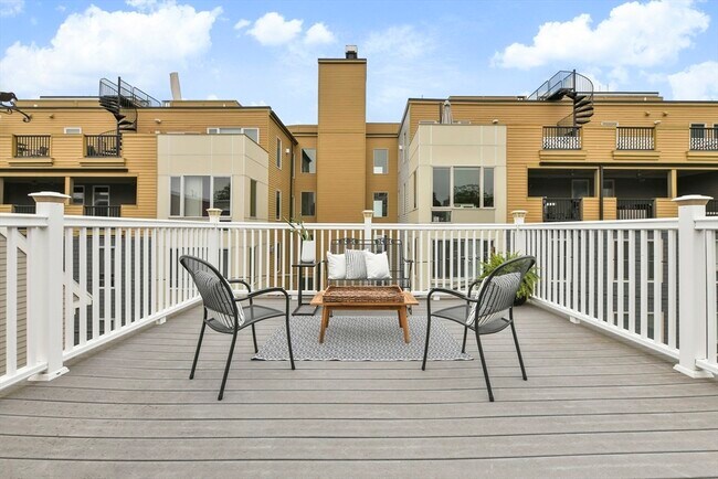 Building Photo - 93 Dresser St