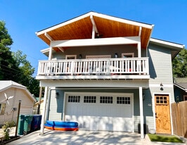 Building Photo - 213 N 10th St