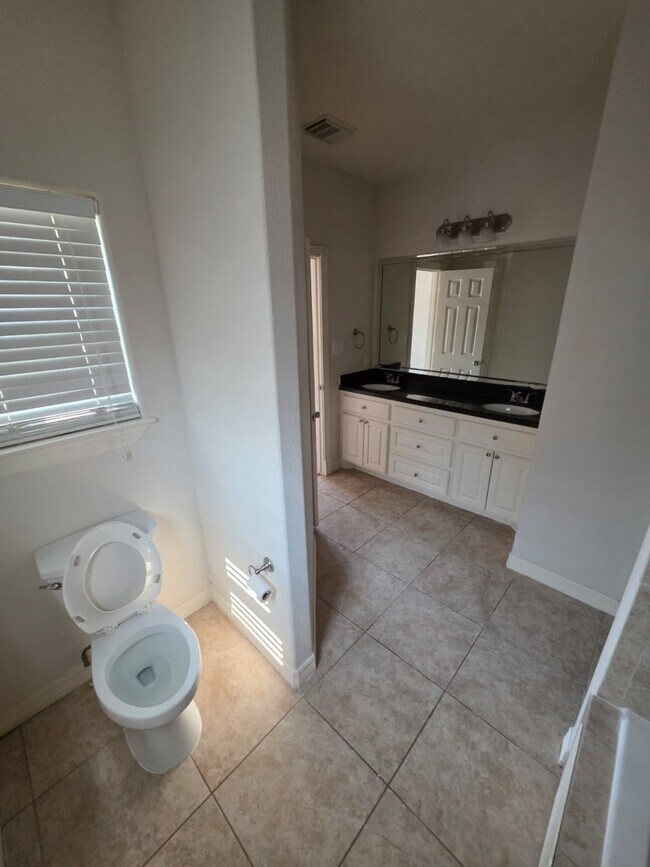 Building Photo - 16020 Fountainview Dr