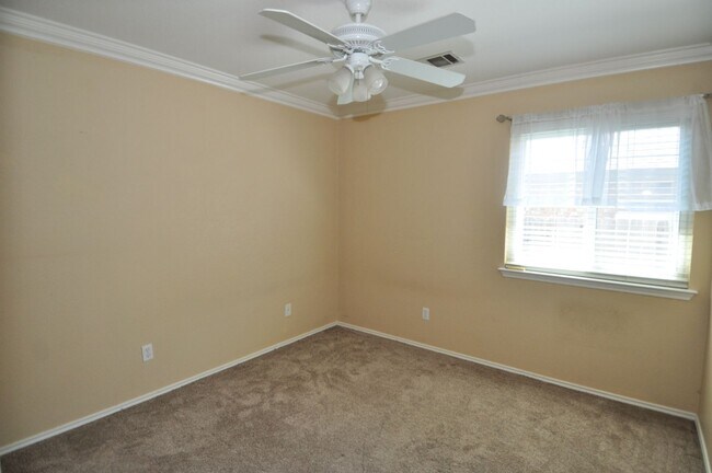 Building Photo - Amazing 3 bedroom, 2 bath home with an off...