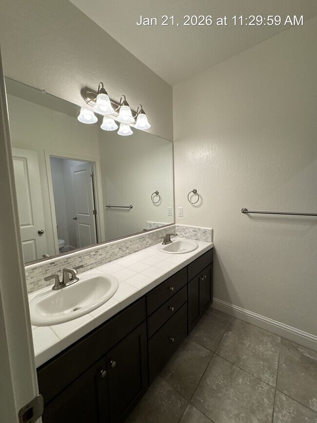 Building Photo - 4 Bedroom home located in Northside Visalia! Available Now!!