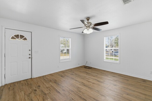 Building Photo - 920 W Ford St