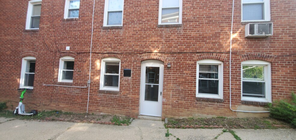 Building Photo - 814 Greenwood circle