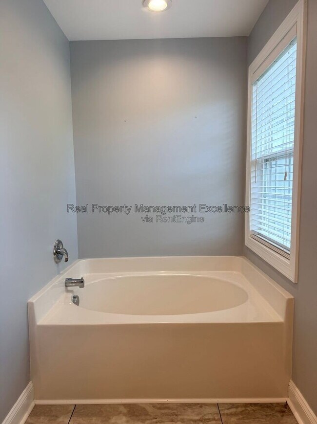 Building Photo - 305 Holly Thorn Trace