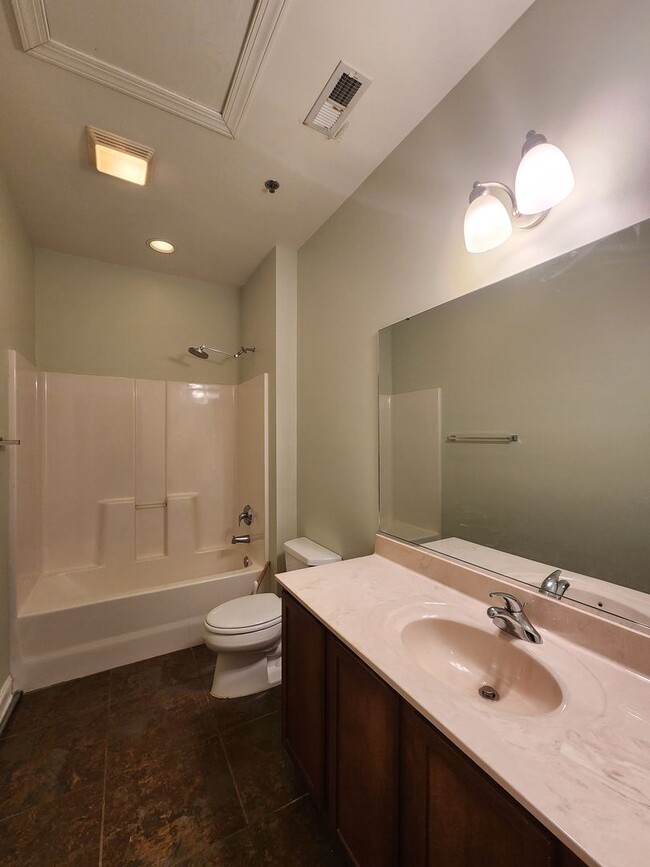 Building Photo - Beautiful Condo-Downtown Hendersonville, NC