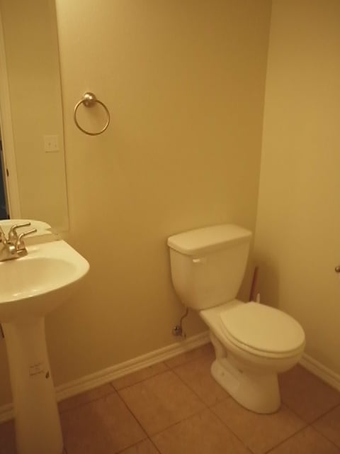 Building Photo - Spacious Townhome