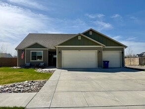 Building Photo - 631 Cameron Loop