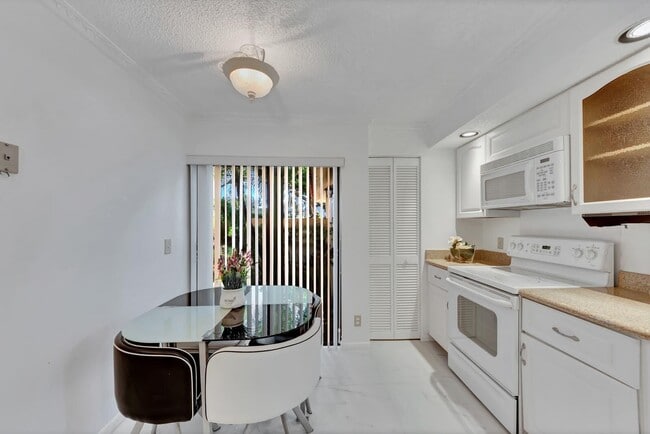 Building Photo - 7844 La Mirada Dr