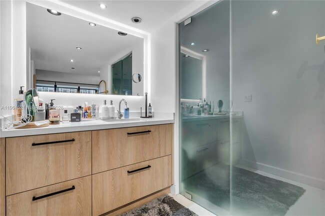 Building Photo - 1925 Brickell Ave