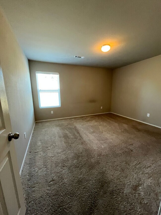 Building Photo - 3 Bed / 2 Bath off of Airport Road
