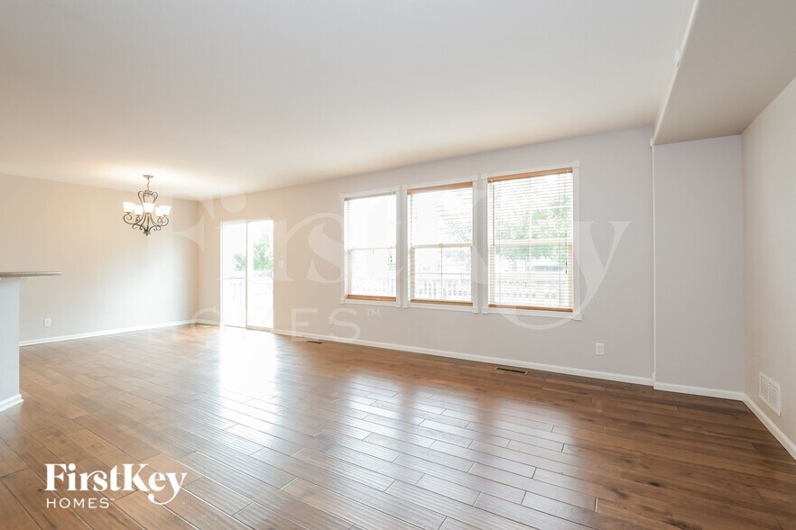 Building Photo - 800 Lonewolf Cir