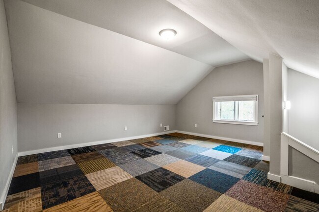 Building Photo - Rare quality UWM Flat , Walk to Campus!