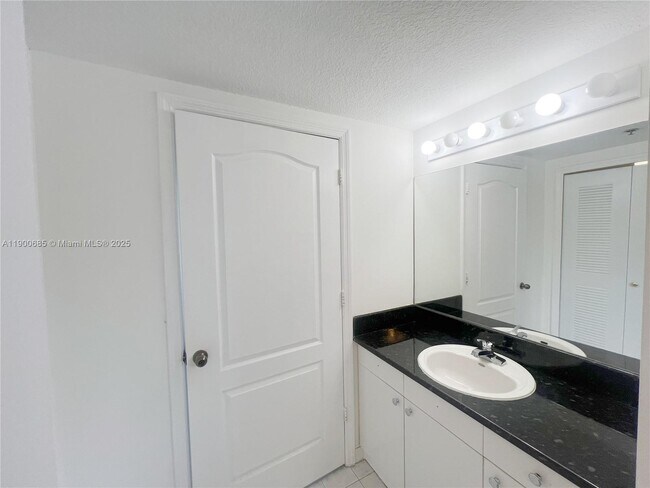 Building Photo - 9340 Fontainebleau Blvd