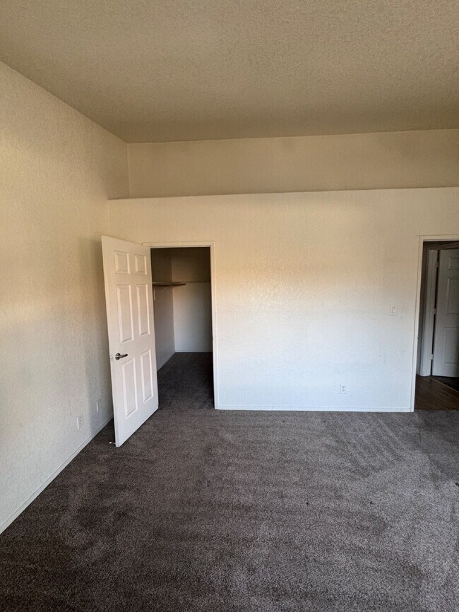 Building Photo - "Chic & Cozy 2-Bedroom Condo Oasis in Vibrant Las Vegas – 949 Sq. Ft. of Modern Comfort!"