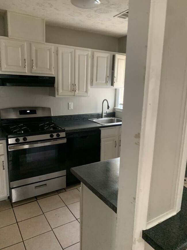 Building Photo - COMING SOON 3 Bed 1 bath