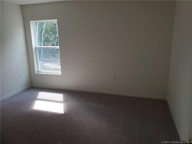 Building Photo - 611 SW McComb Ave