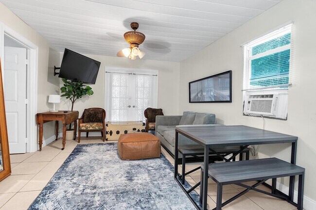 Building Photo - 909 N Palmway