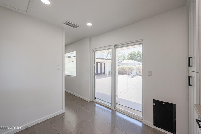 Building Photo - 901 W Berridge Ln