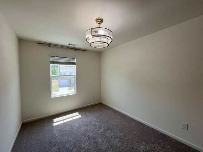 Building Photo - **OFFERING REFUNDABLE APPLICATION FEES** Stunning 3BD, 2.5BA Townhome Near Downtown Durham, RDU A...